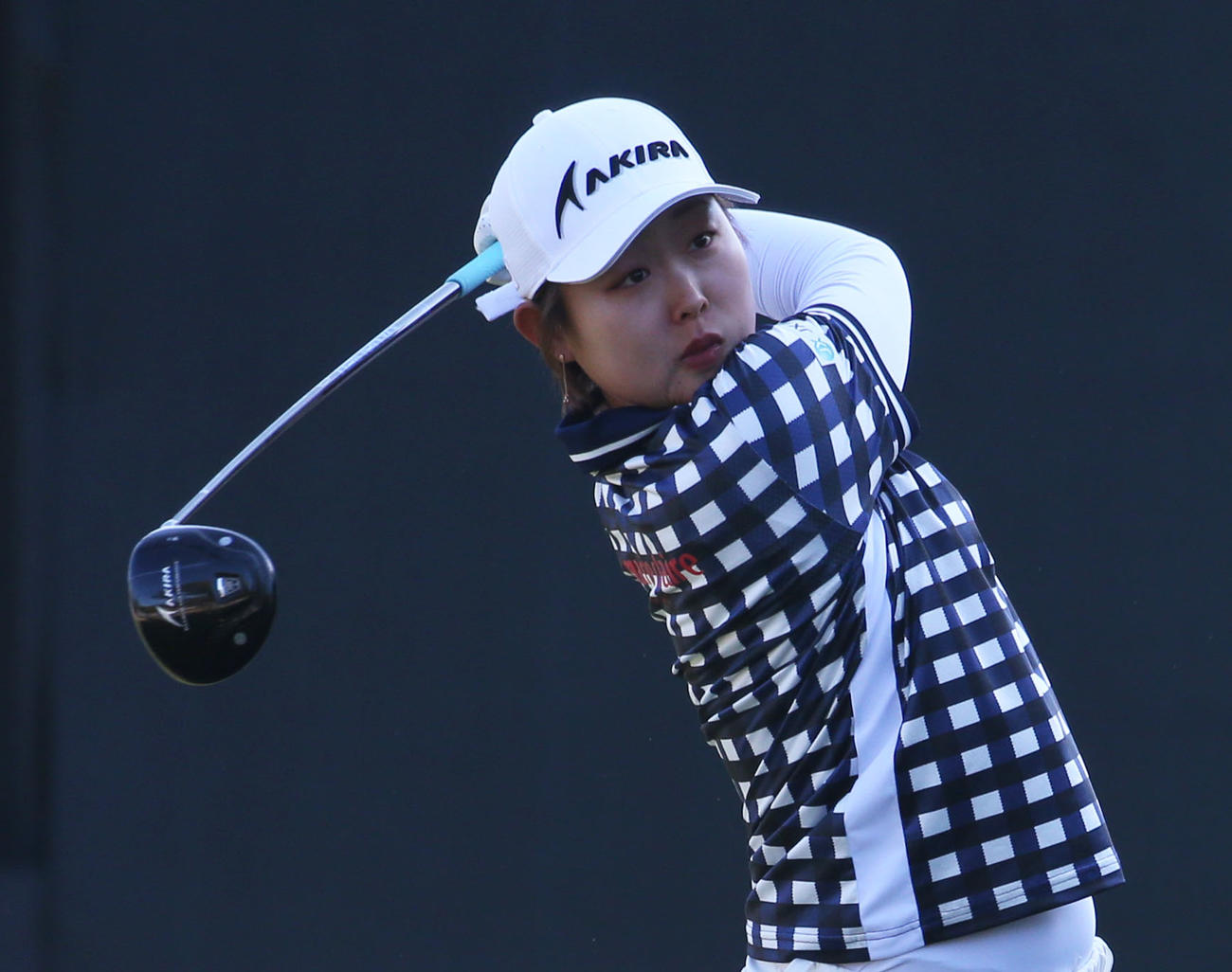 1番、ティーショットを放つ小滝（撮影・冨田成美）