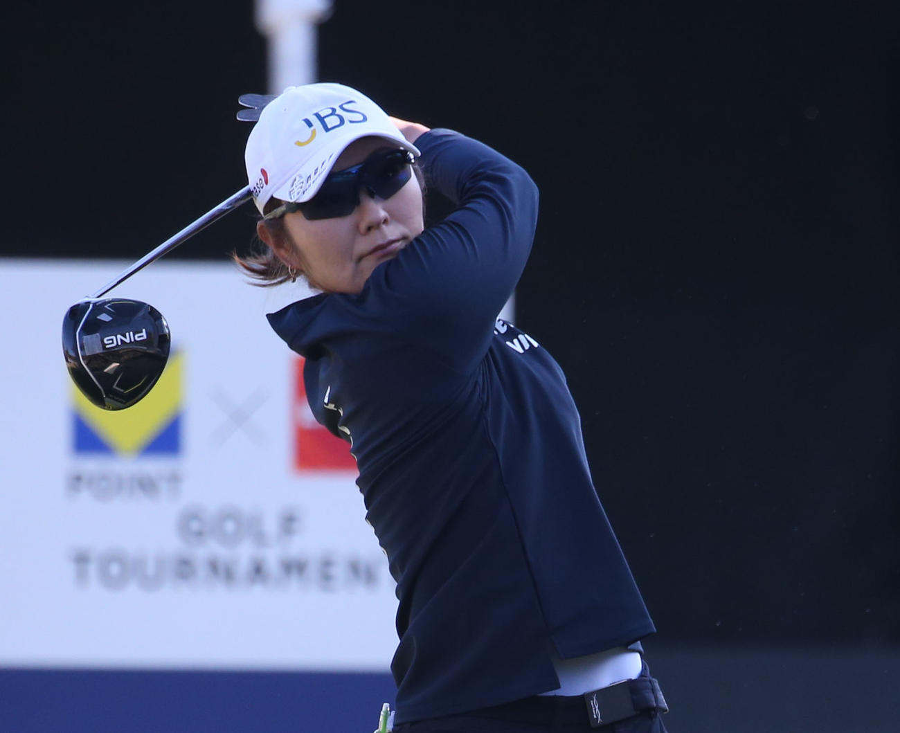 1番、ティーショットを放つ藤田さいき（撮影・冨田成美）