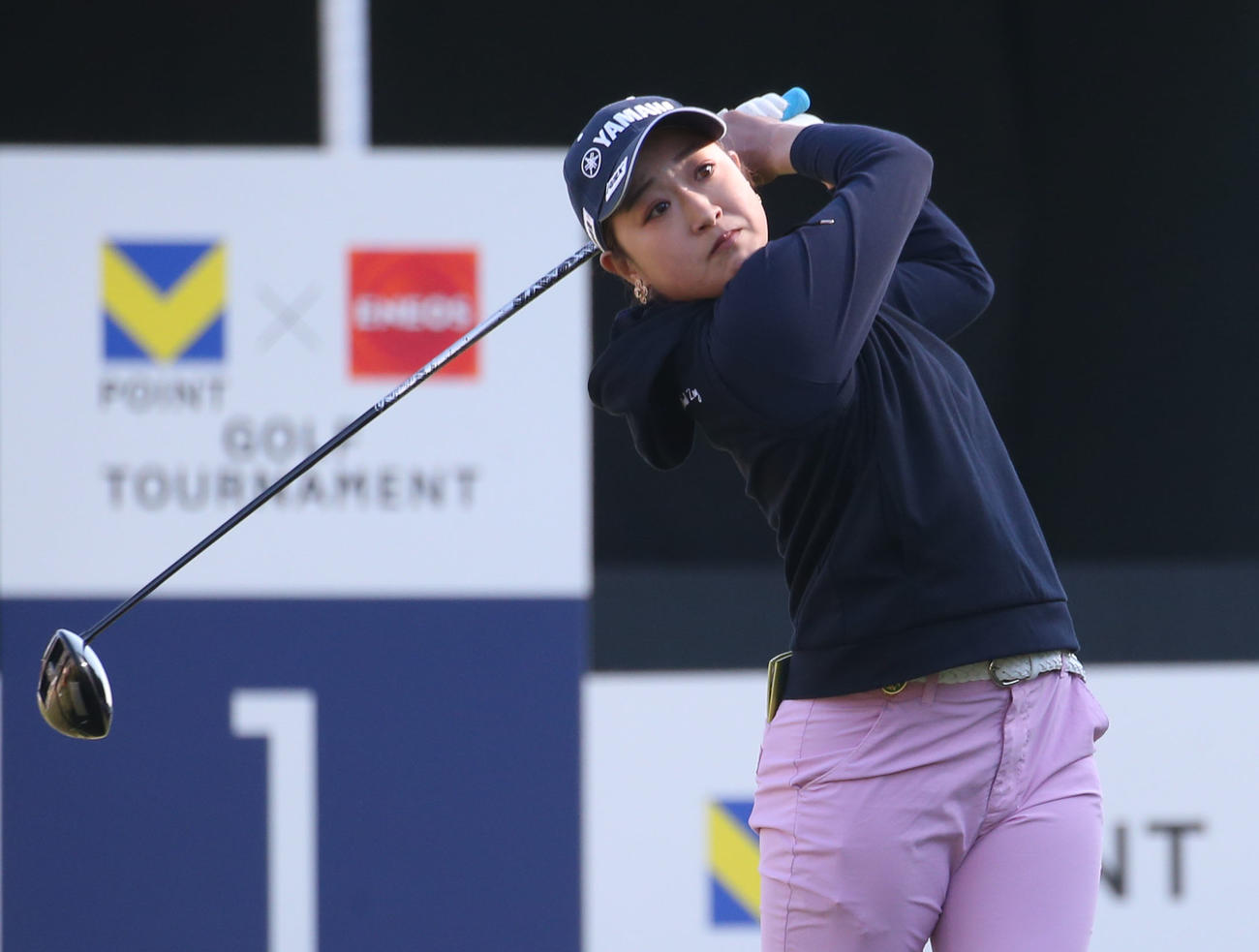 1番、ティーショットを放つ高木優奈（撮影・冨田成美）