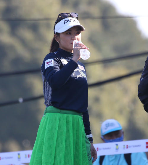 1番、水分補給する藤田かれん（撮影・冨田成美）
