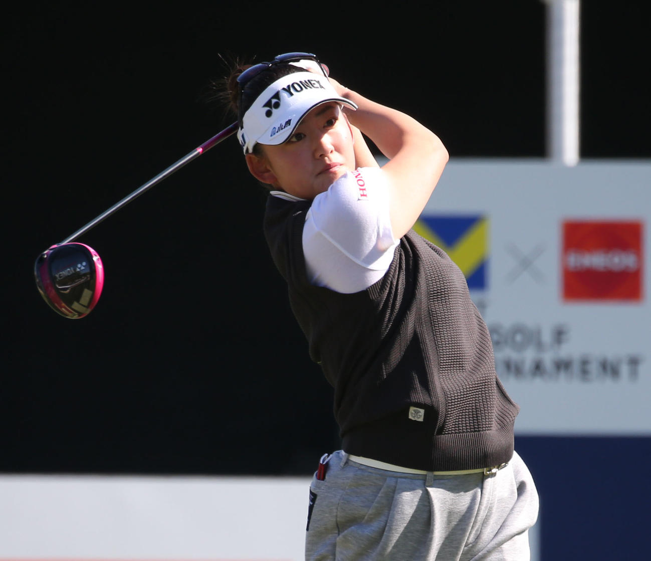 1番　ティーショットを放つ岩井千（撮影・冨田成美）