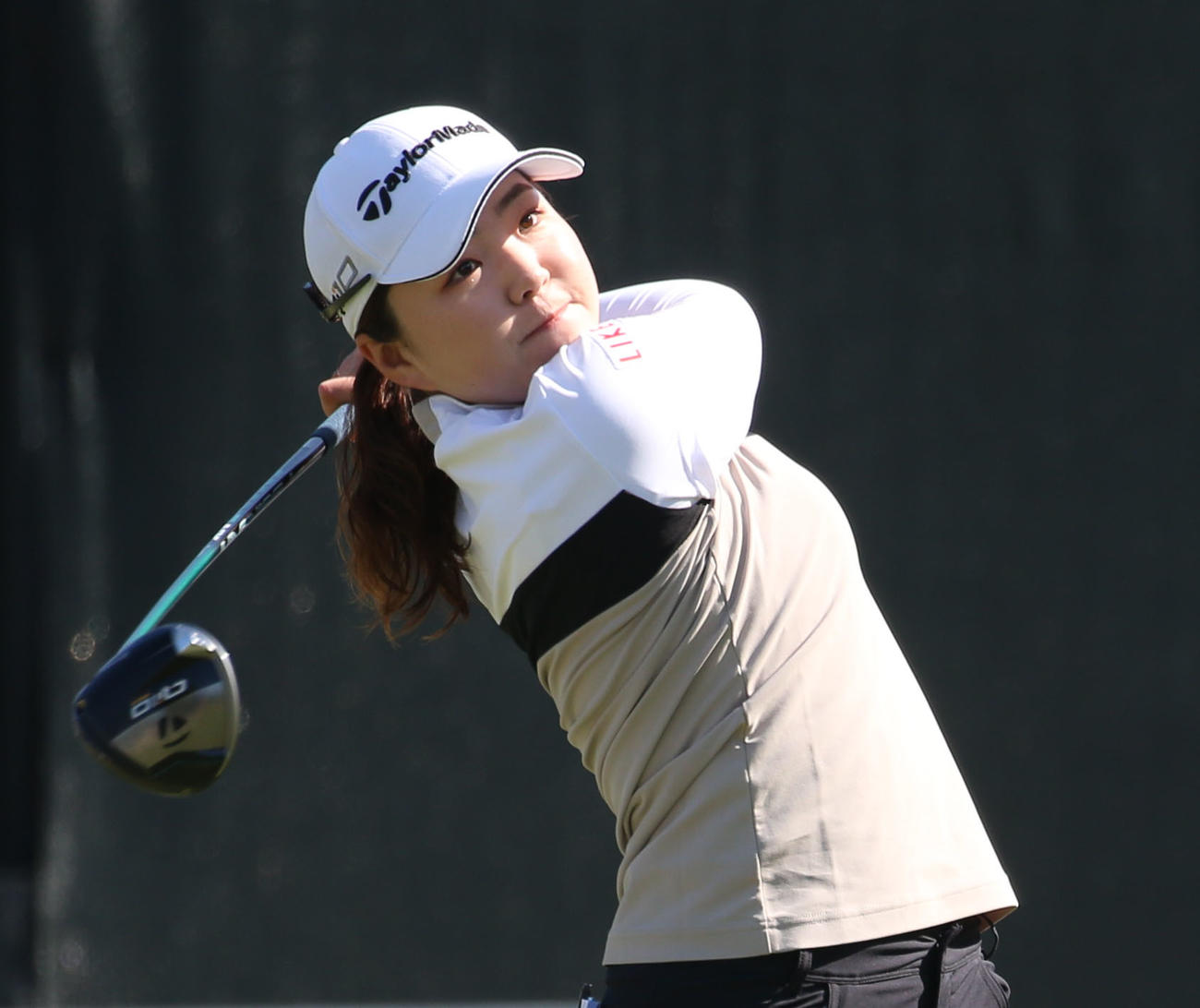 1番　ティーショットを放つ山内（撮影・冨田成美）
