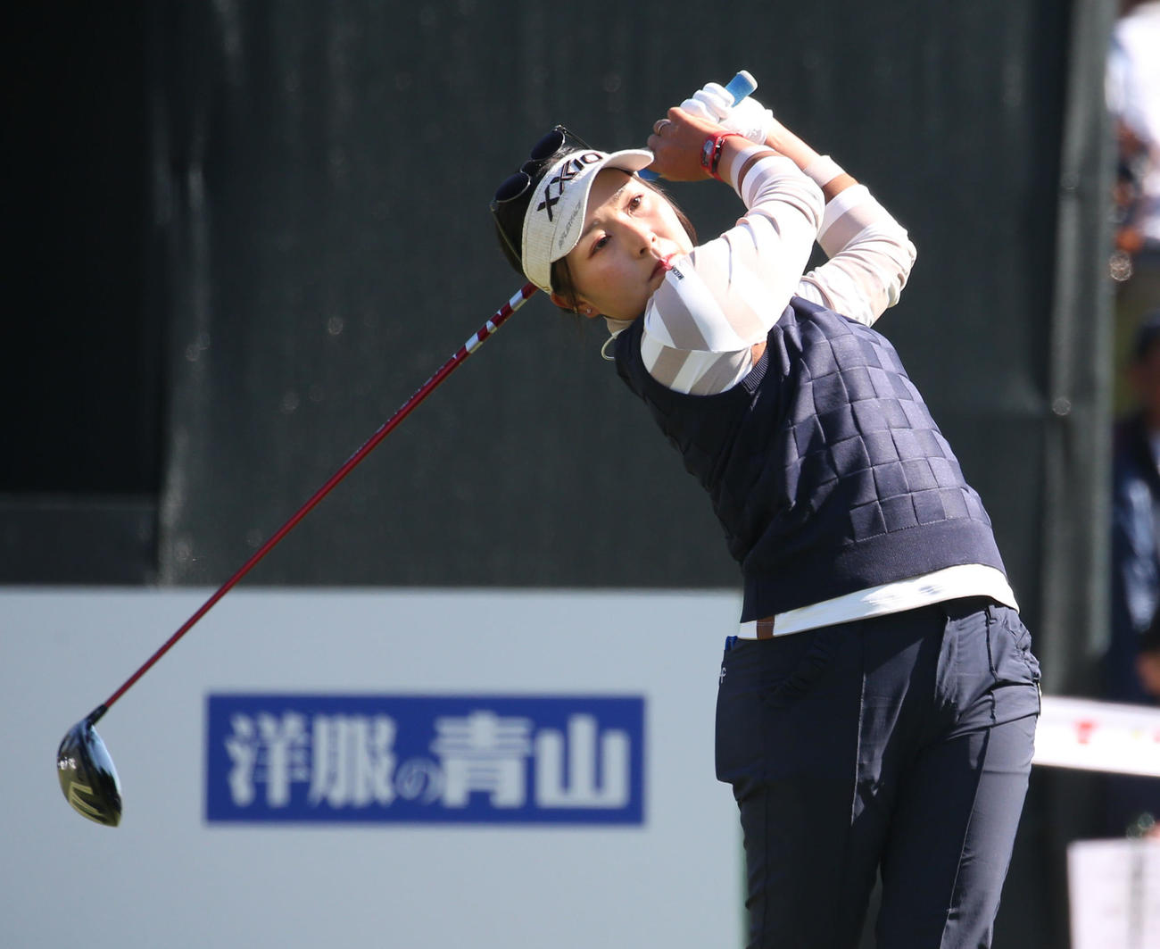 1番　ティーショットを放つ青木（撮影・冨田成美）