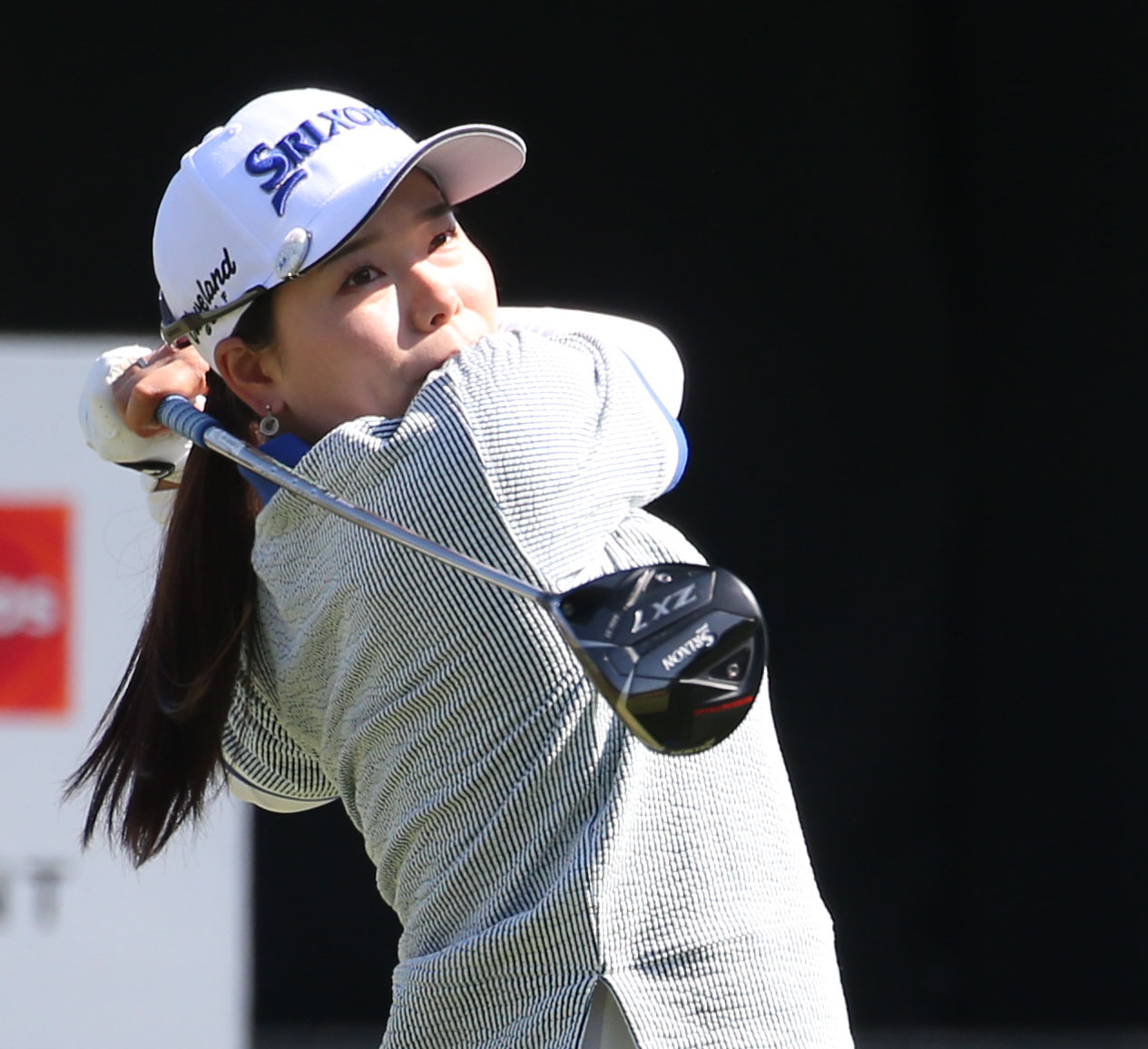 1番　ティーショットを放つ勝（撮影・冨田成美）