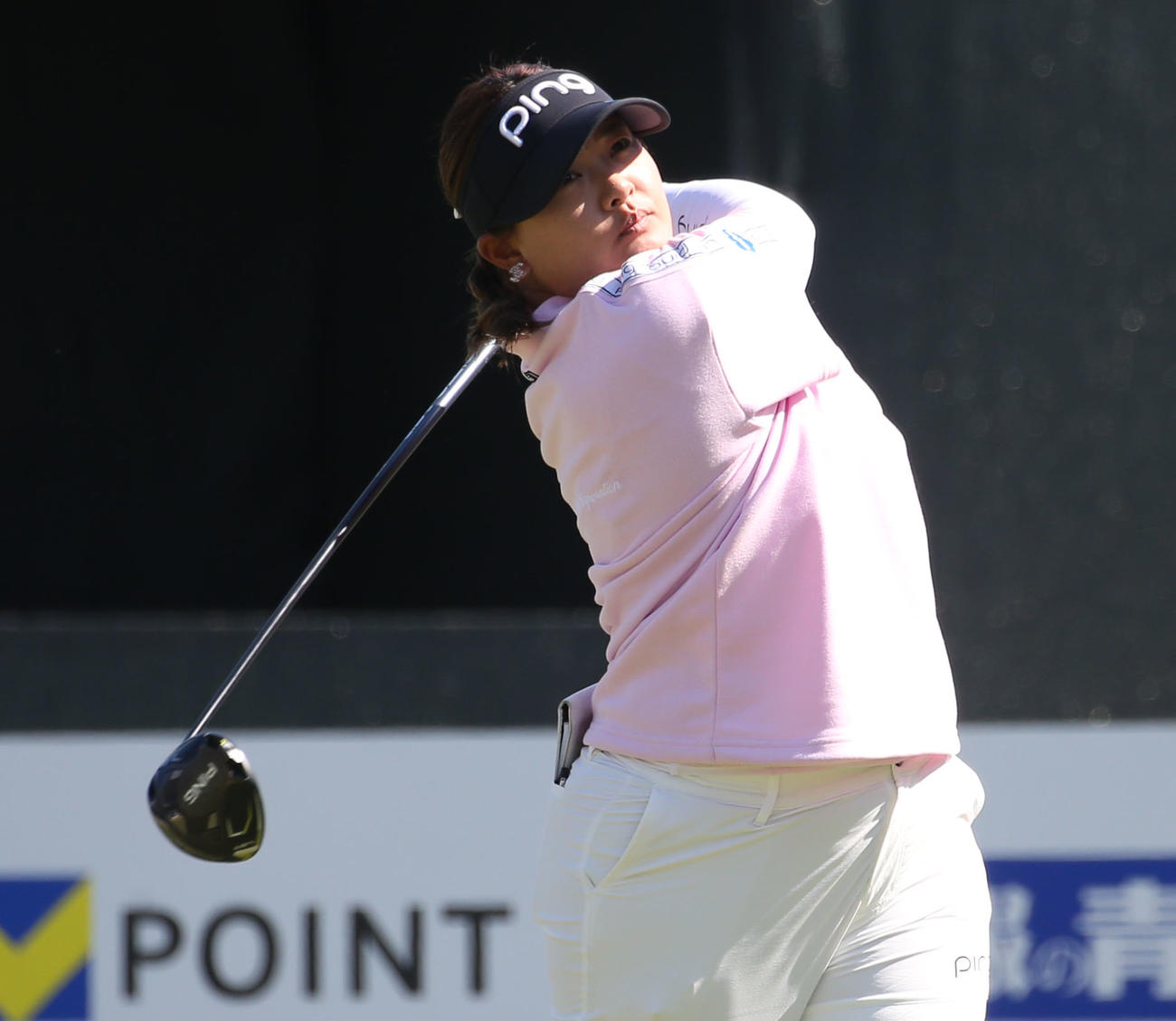 1番　ティーショットを放つ鈴木（撮影・冨田成美）