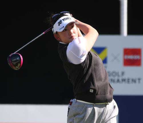 1番　ティーショットを放つ岩井千（撮影・冨田成美）