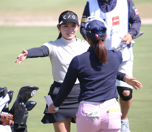18番　ホールアウトし高木優（前方）と抱き合う吉本ひ（撮影・冨田成美）