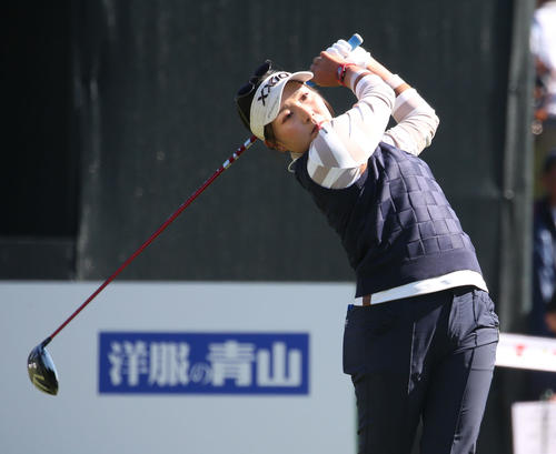 1番　ティーショットを放つ青木（撮影・冨田成美）