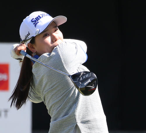 1番　ティーショットを放つ勝（撮影・冨田成美）