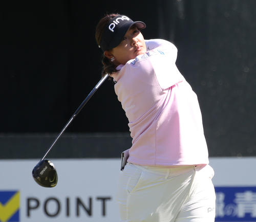 1番　ティーショットを放つ鈴木（撮影・冨田成美）