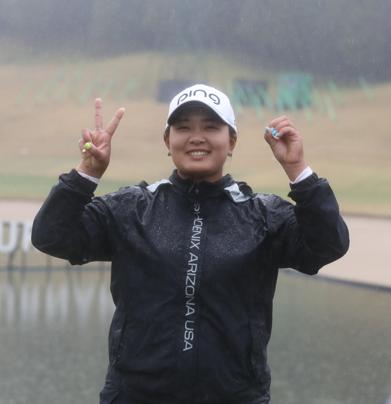 優勝した鈴木愛は笑顔でポーズ（撮影・冨田成美）