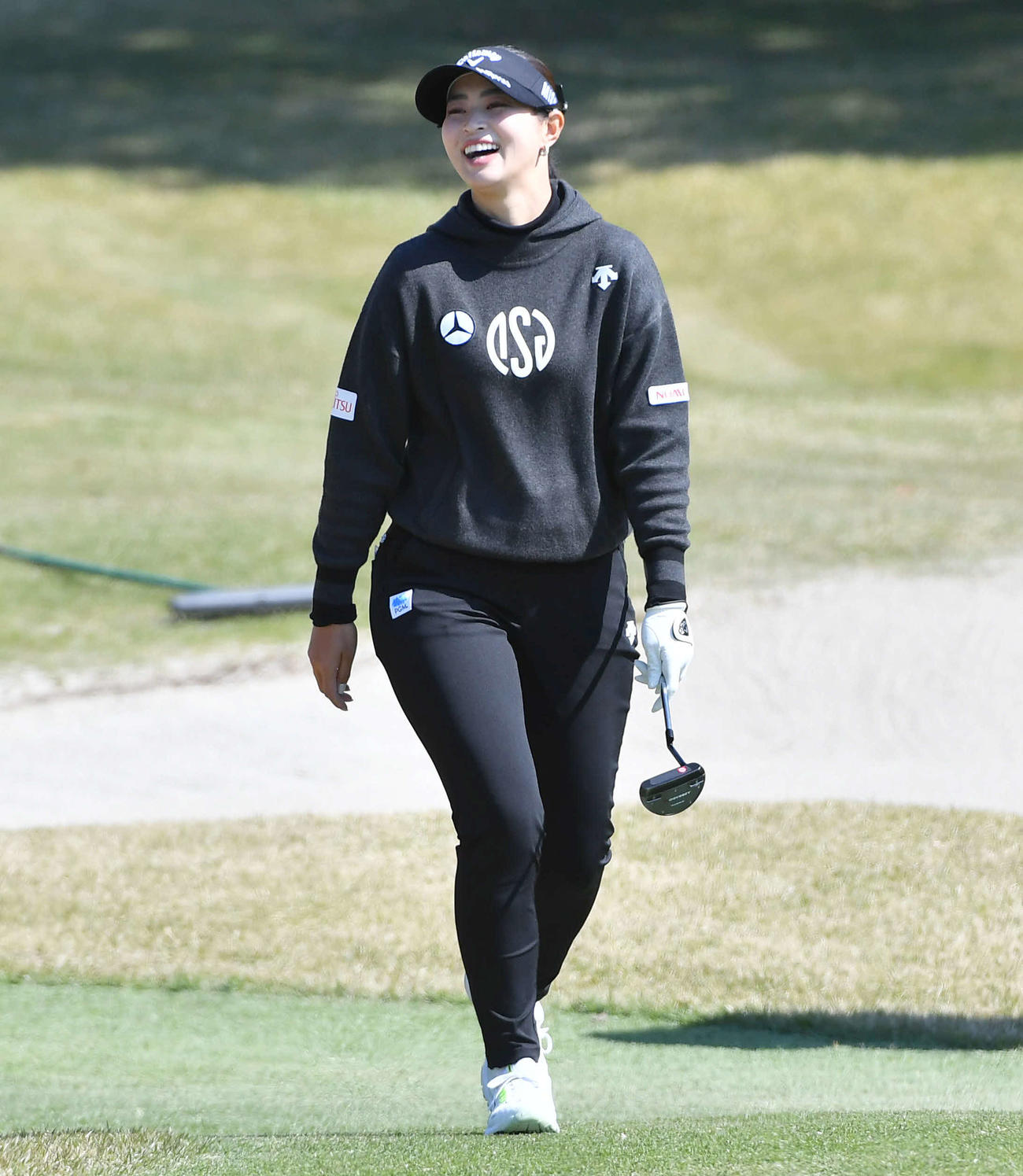 アクサ・レディースプロアマ大会　笑顔で9番グリーンへ向かう柏原明日架（撮影・岩下翔太）