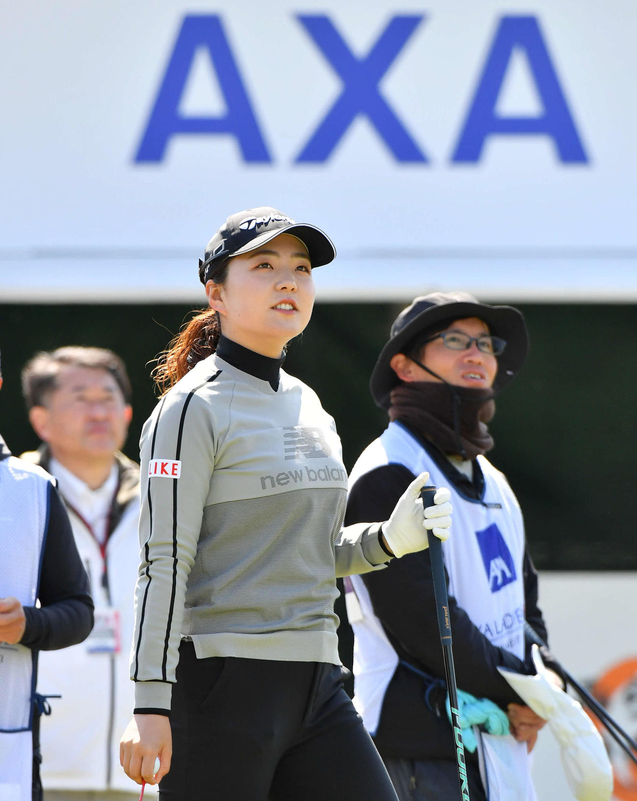 アクサ・レディースプロアマ大会　1番、ティーショットへ向かう山内日菜子（撮影・岩下翔太）