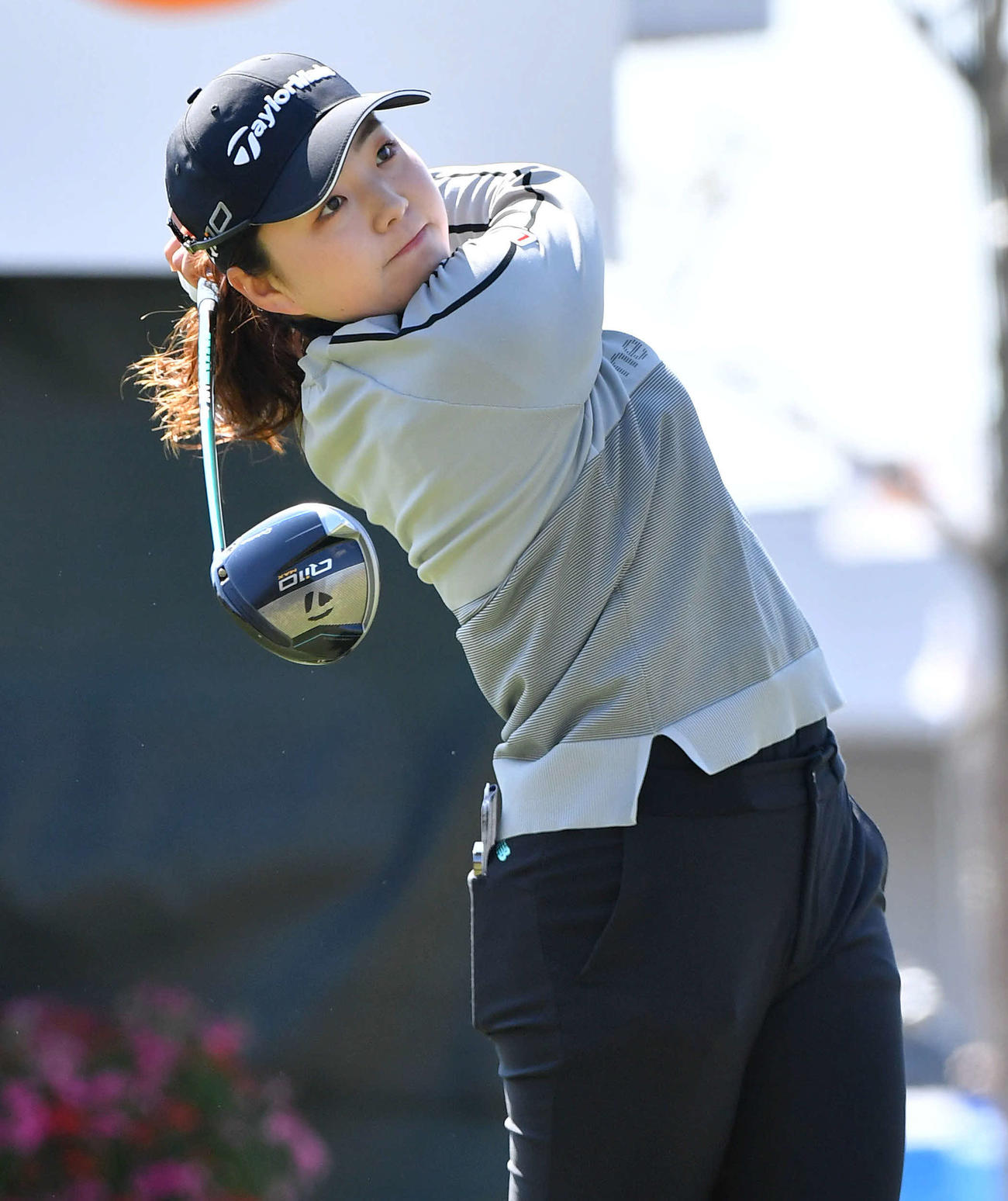 アクサ・レディースプロアマ大会　1番、ティーショットを放つ山内日菜子（撮影・岩下翔太）
