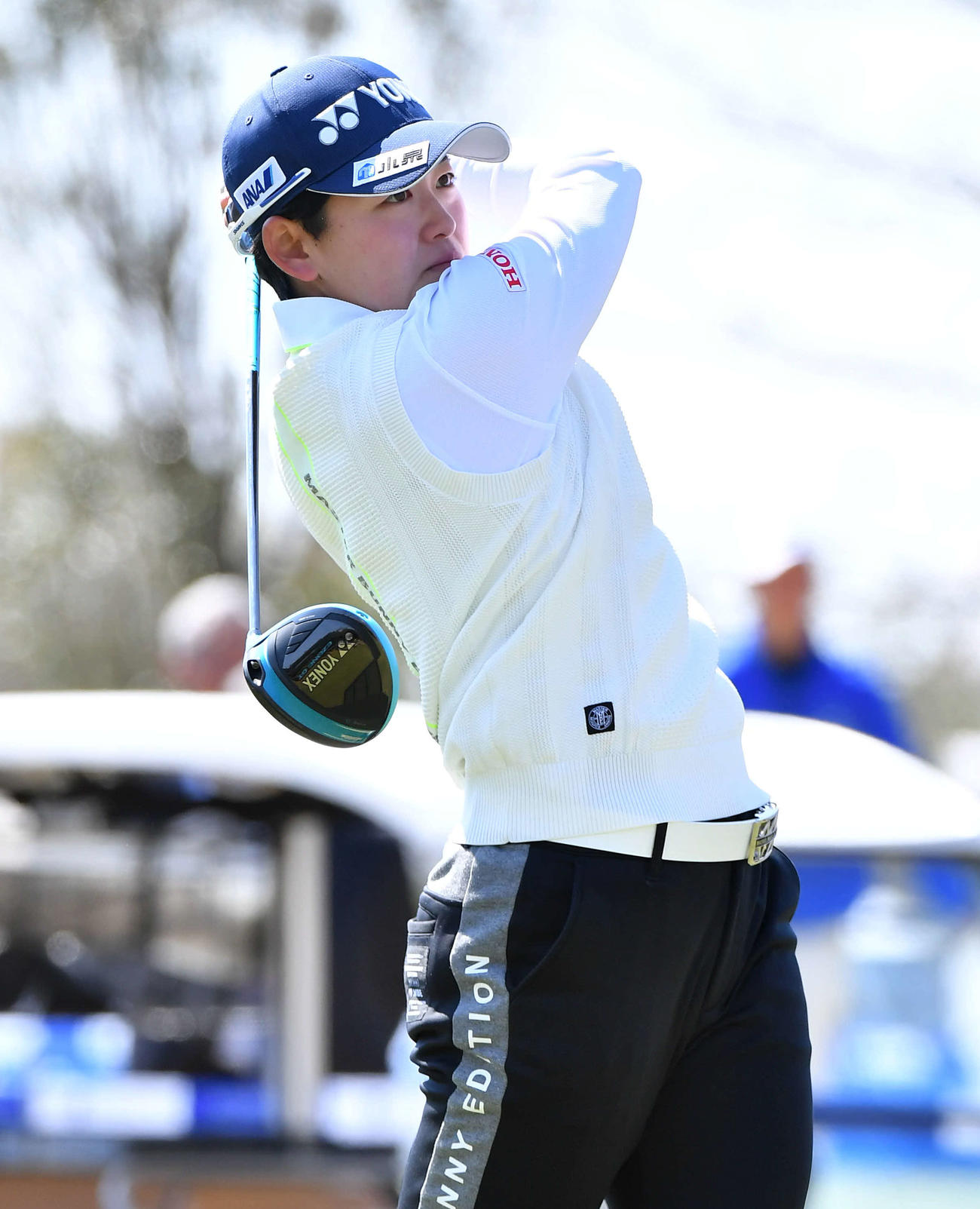 アクサ・レディースプロアマ大会　1番、ティーショットを放つ岩井明愛（撮影・岩下翔太）