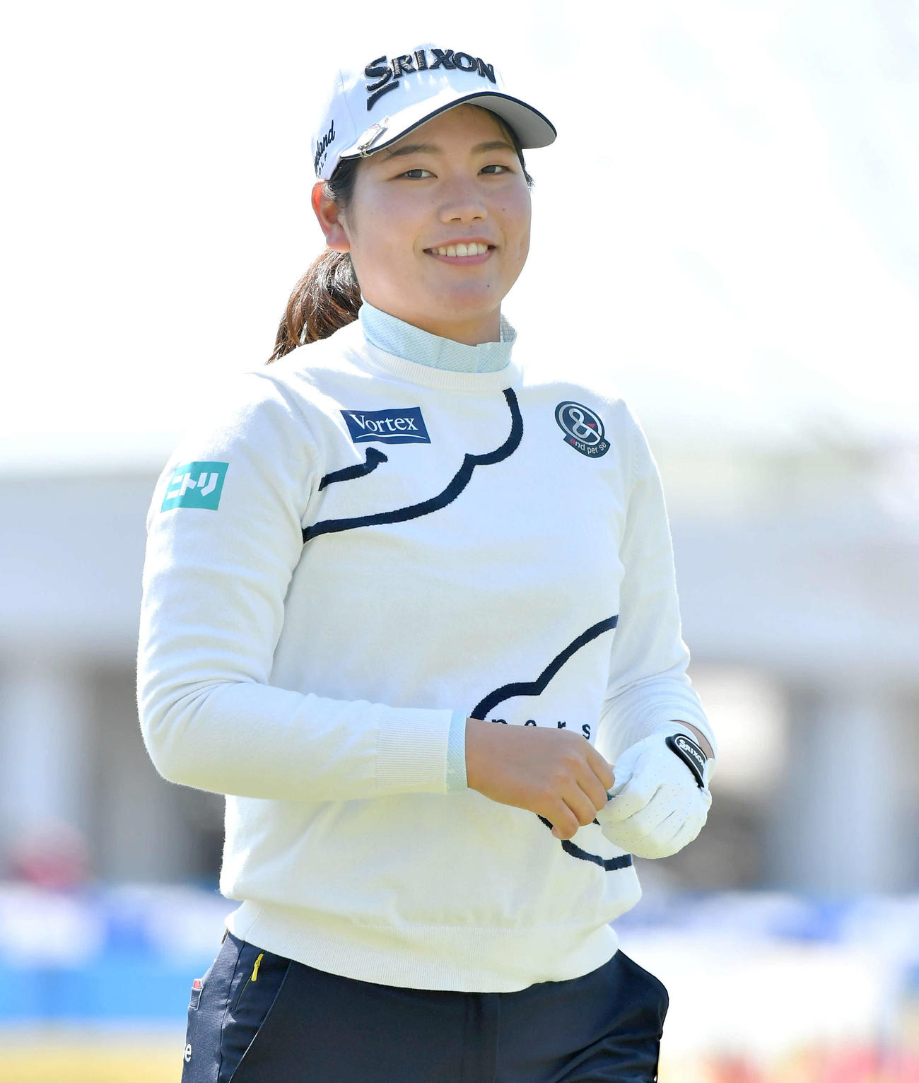 アクサ・レディースプロアマ大会　1番、カメラに笑顔を見せながら第2打へ向かう桜井心那（撮影・岩下翔太）