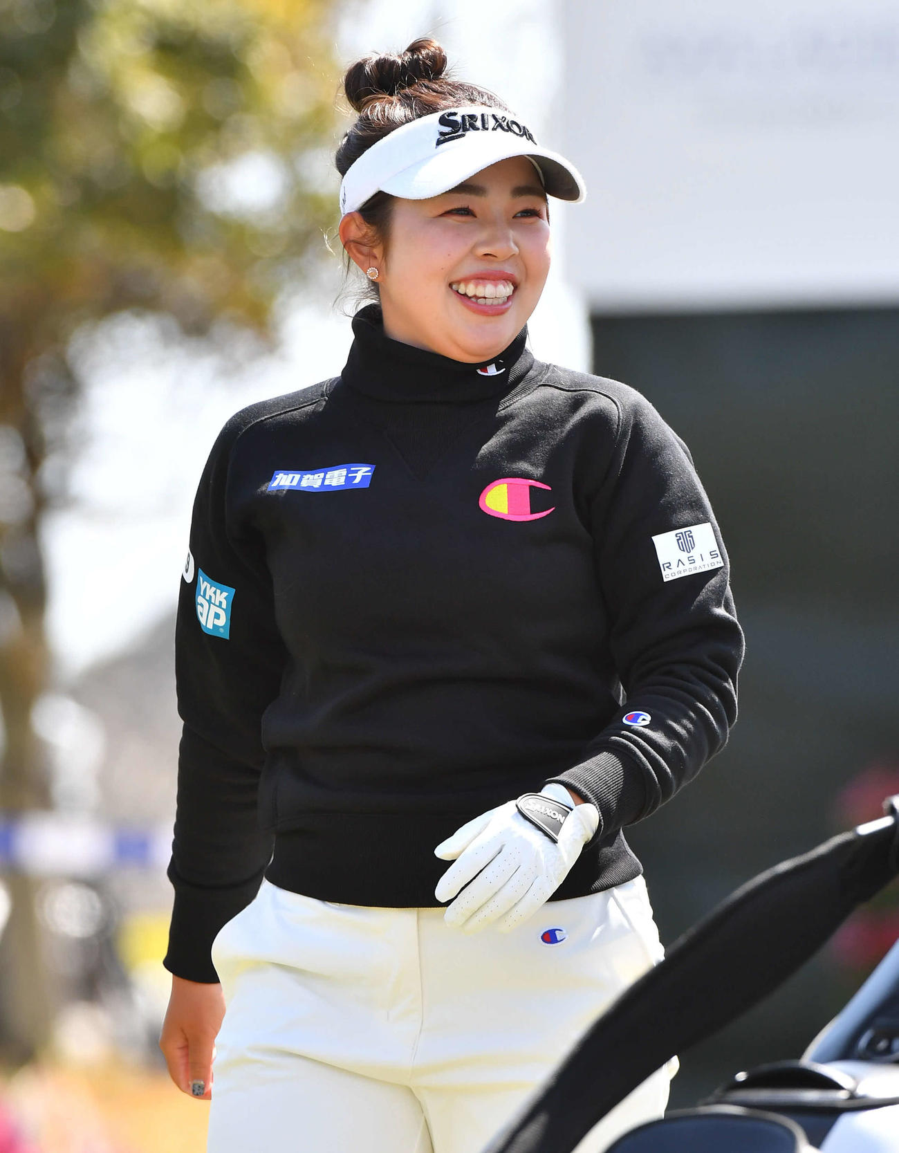 アクサ・レディースプロアマ大会　1番、笑顔で第2打へ向かう山下美夢有（撮影・岩下翔太）