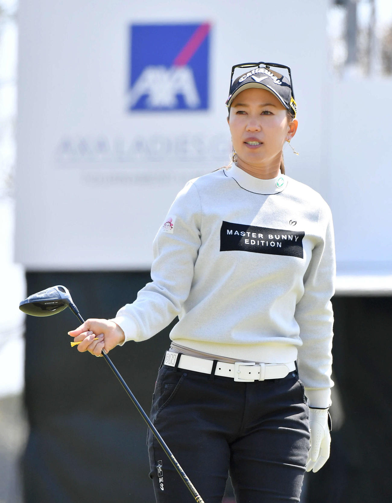 アクサ・レディースプロアマ大会　1番、ティーショットを放ち、打球を見つめる上田桃子（撮影・岩下翔太）