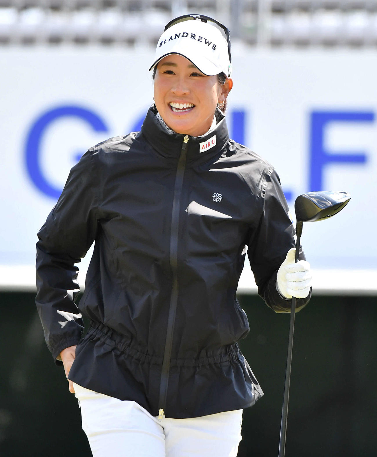アクサ・レディースプロアマ大会　1番、ティーショットを終えて笑顔を見せる木戸愛（撮影・岩下翔太）
