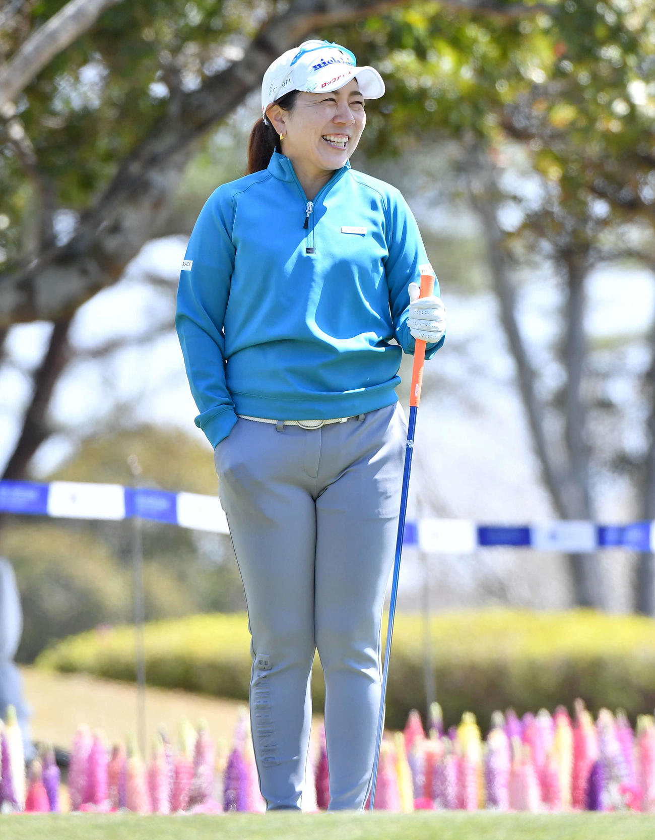 アクサ・レディースプロアマ大会　1番ティーグラウンドで談笑する宮里美香（撮影・岩下翔太）