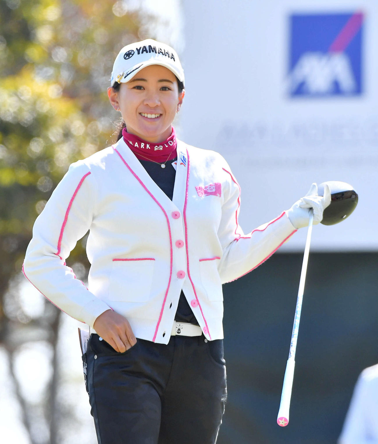 アクサ・レディースプロアマ大会　1番、ティーショットを放ち、笑顔を見せる永井花奈（撮影・岩下翔太）