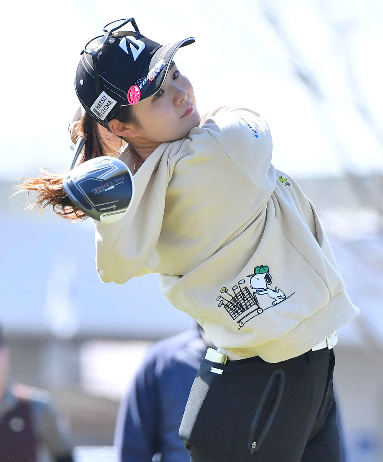 アクサ・レディースプロアマ大会　1番、ティーショットを放つ川崎春花（撮影・岩下翔太）