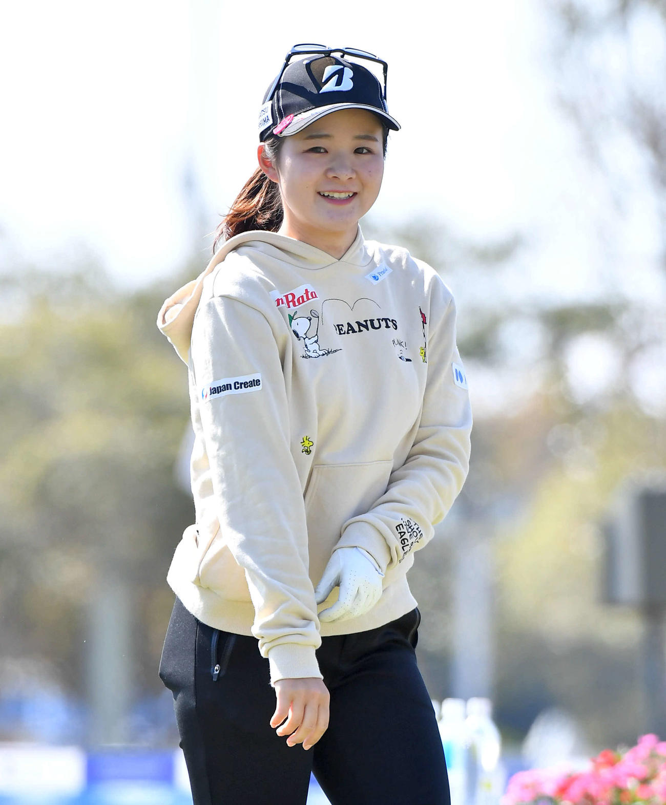 アクサ・レディースプロアマ大会　1番、笑顔で第2打へ向かう川崎春花（撮影・岩下翔太）