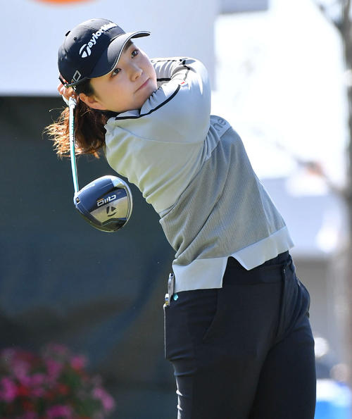 アクサ・レディースプロアマ大会　1番、ティーショットを放つ山内日菜子（撮影・岩下翔太）