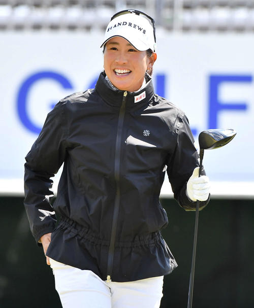 アクサ・レディースプロアマ大会　1番、ティーショットを終えて笑顔を見せる木戸愛（撮影・岩下翔太）