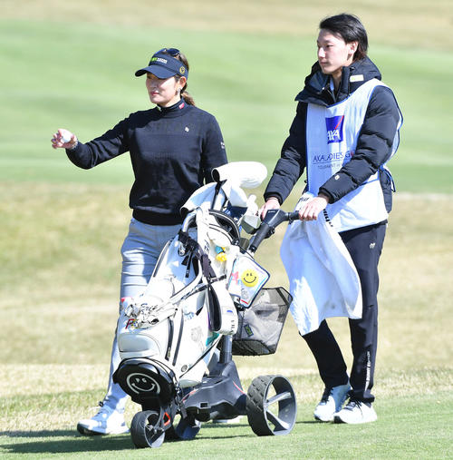 プロアマ戦9番グリーンに到着した原（左）とキャディーを務める弟の侑弥さん（撮影・岩下翔太）