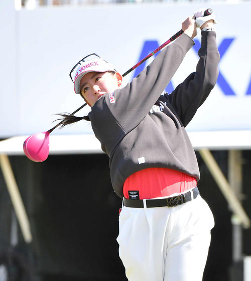 アクサ・レディースプロアマ大会　1番、ティーショットを放つ岩井千怜（撮影・岩下翔太）