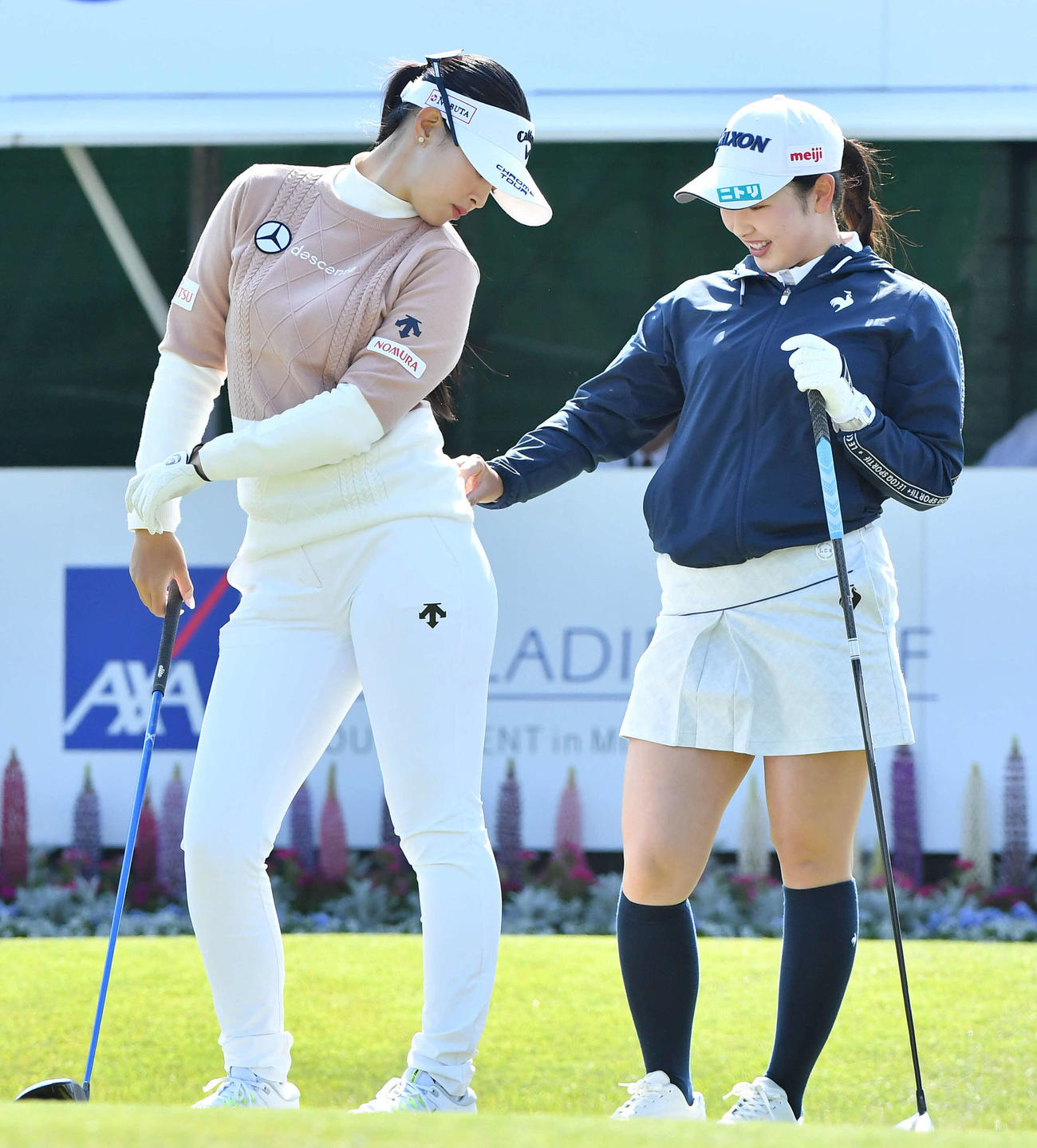 アクサレディス宮崎1日目　1番ティーグラウンドで、柏原明日架（左）のウエアについたごみを取る小祝さくら（撮影・岩下翔太）