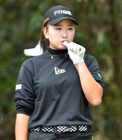 アクサレディス宮崎1日目　9番ティーグラウンドで栄養補給をする小林夢果（撮影・岩下翔太）