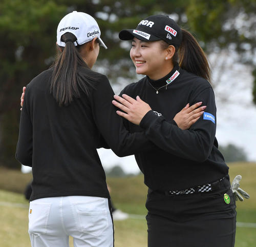 アクサレディス宮崎1日目　9番をホールアウトし、上久保実咲（左）と笑顔で抱き合う小林夢果（撮影・岩下翔太）
