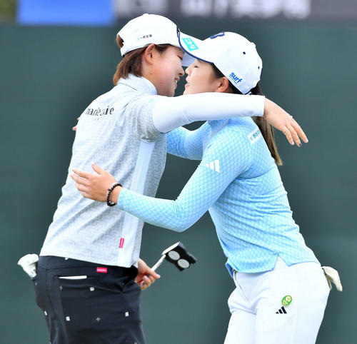 アクサレディス宮崎1日目　18番をホールアウトし、佐藤心結（右）と抱き合う小滝水音（撮影・岩下翔太）