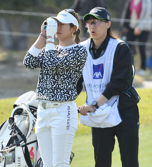 アクサレディス宮崎1日目　18番、第2打の位置からグリーンまでの距離を測る原英莉花（左）。右はキャディーを務める弟の侑弥さん（撮影・岩下翔太）