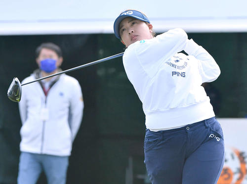 アクサレディス宮崎1日目　1番、ティーショットを放つ鈴木愛（撮影・岩下翔太）