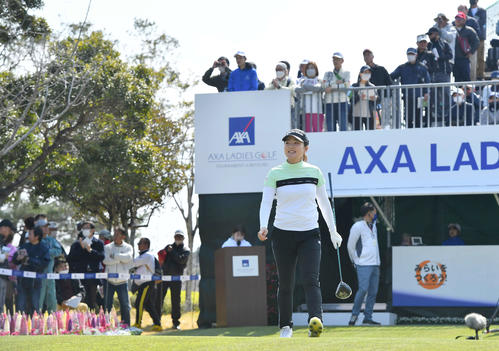 アクサレディス宮崎1日目　1番、ティーショットを放ち笑顔を見せる山内日菜子（撮影・岩下翔太）
