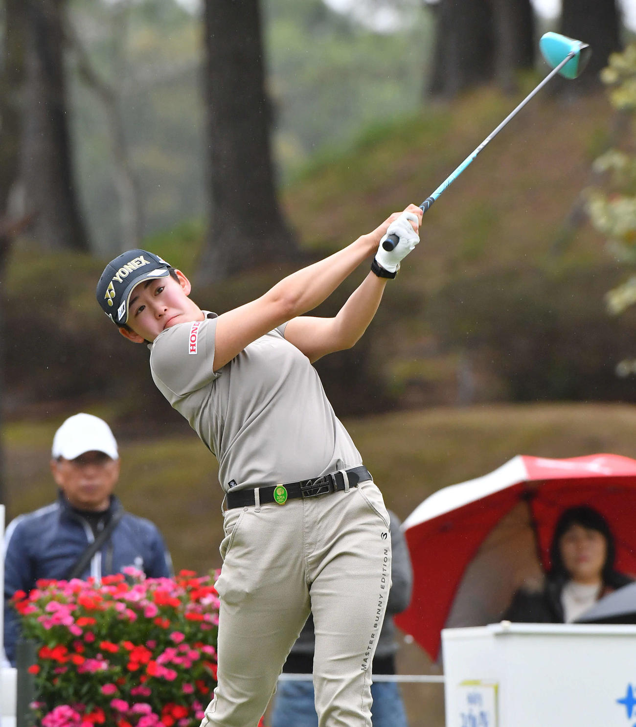 アクサレディス宮崎2日目　18番、ティーショットを放つ岩井明愛（撮影・岩下翔太）