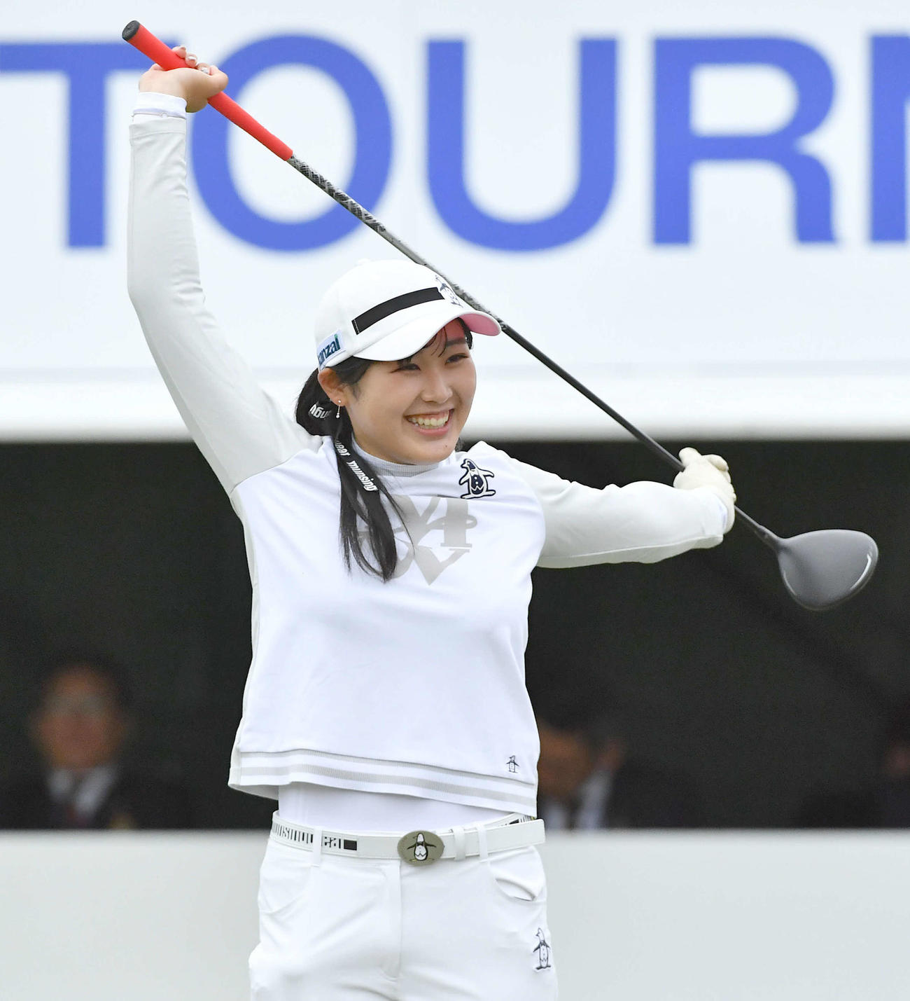 アクサレディス宮崎2日目　1番、ティーグラウンドでストレッチを行う吉沢柚月（撮影・岩下翔太）