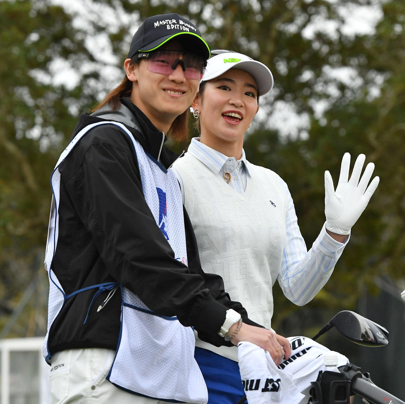 アクサレディス宮崎2日目　10番、キャディーを務める弟の侑弥さんと笑顔で写真に納まる原英莉花（撮影・岩下翔太）