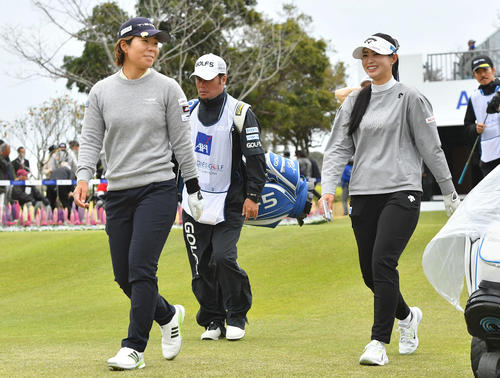 アクサレディス宮崎2日目　1番、穴井詩（左）と談笑しながら第2打へ向かう柏原明日架（撮影・岩下翔太）