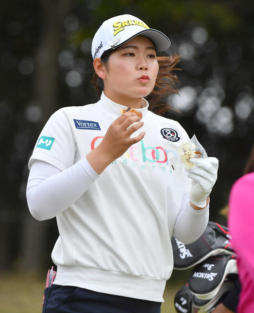 アクサレディス宮崎2日目　9番、どら焼きで栄養補給をしながら第2打へ向かう桜井心那（撮影・岩下翔太）