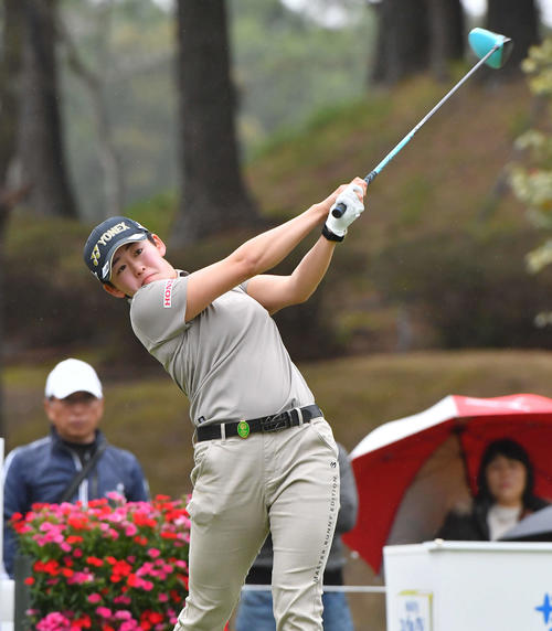 アクサレディス宮崎2日目　18番、ティーショットを放つ岩井明愛（撮影・岩下翔太）