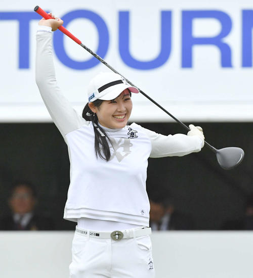 アクサレディス宮崎2日目　1番、ティーグラウンドでストレッチを行う吉沢柚月（撮影・岩下翔太）