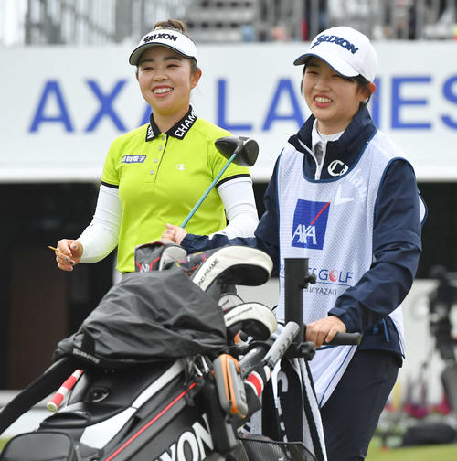 アクサレディス宮崎2日目　1番、キャディーを務める妹の蘭さん（右）と笑顔で第2打へ向かう山下美夢有（撮影・岩下翔太）