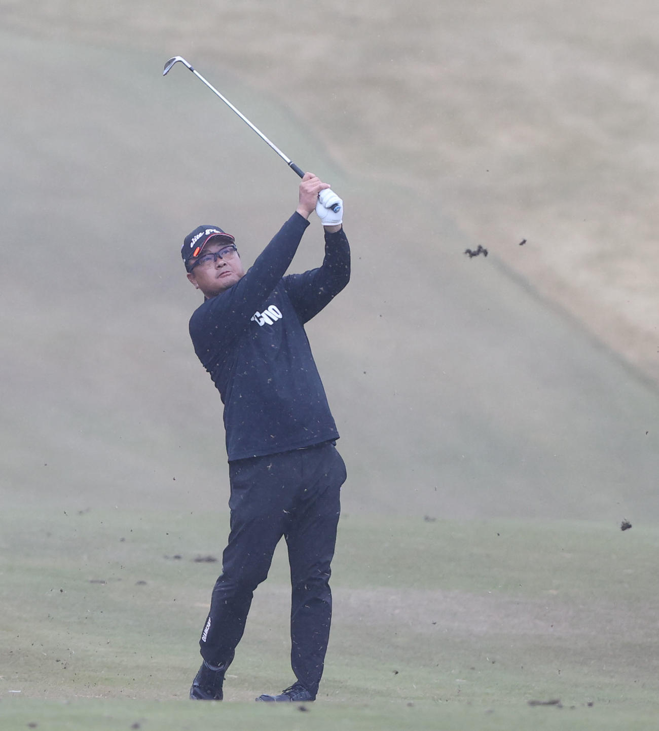 18番ホール　セカンドショットを放つ小田孔明（撮影・梅根麻紀）