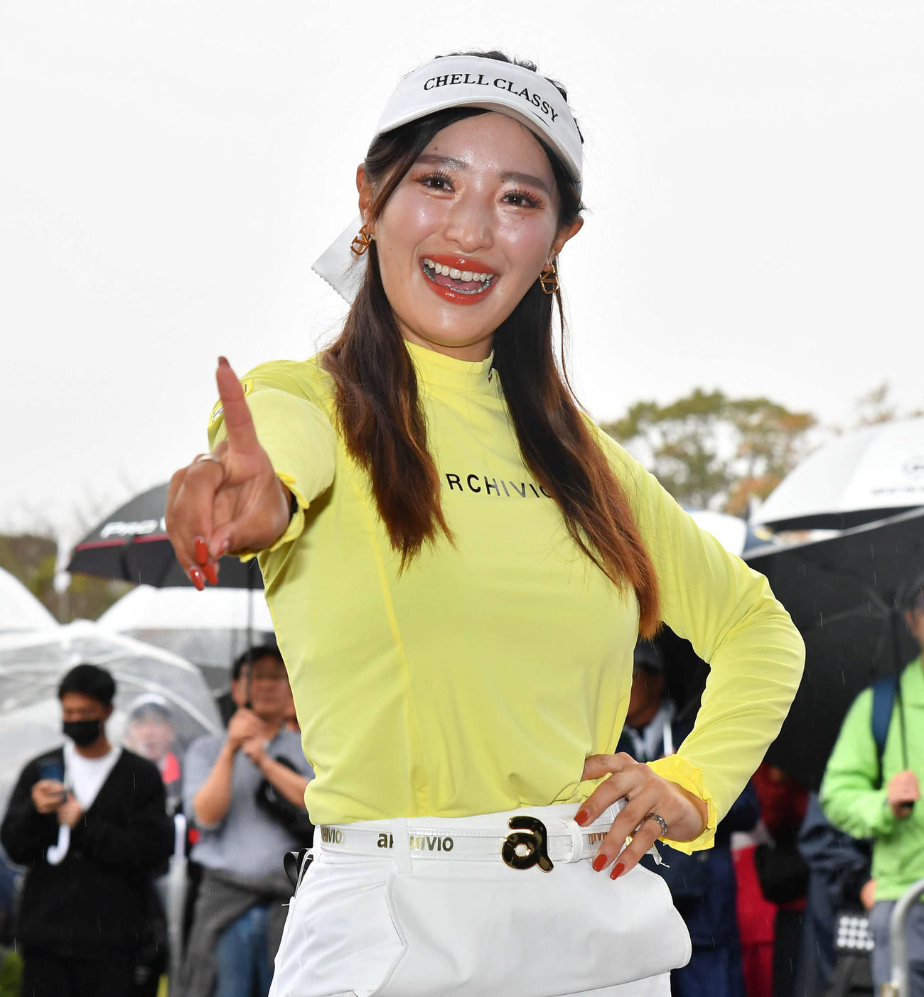 大会最終日が雨天中止で優勝が決定し、笑顔でポーズを決める臼井麗香（撮影・岩下翔太）