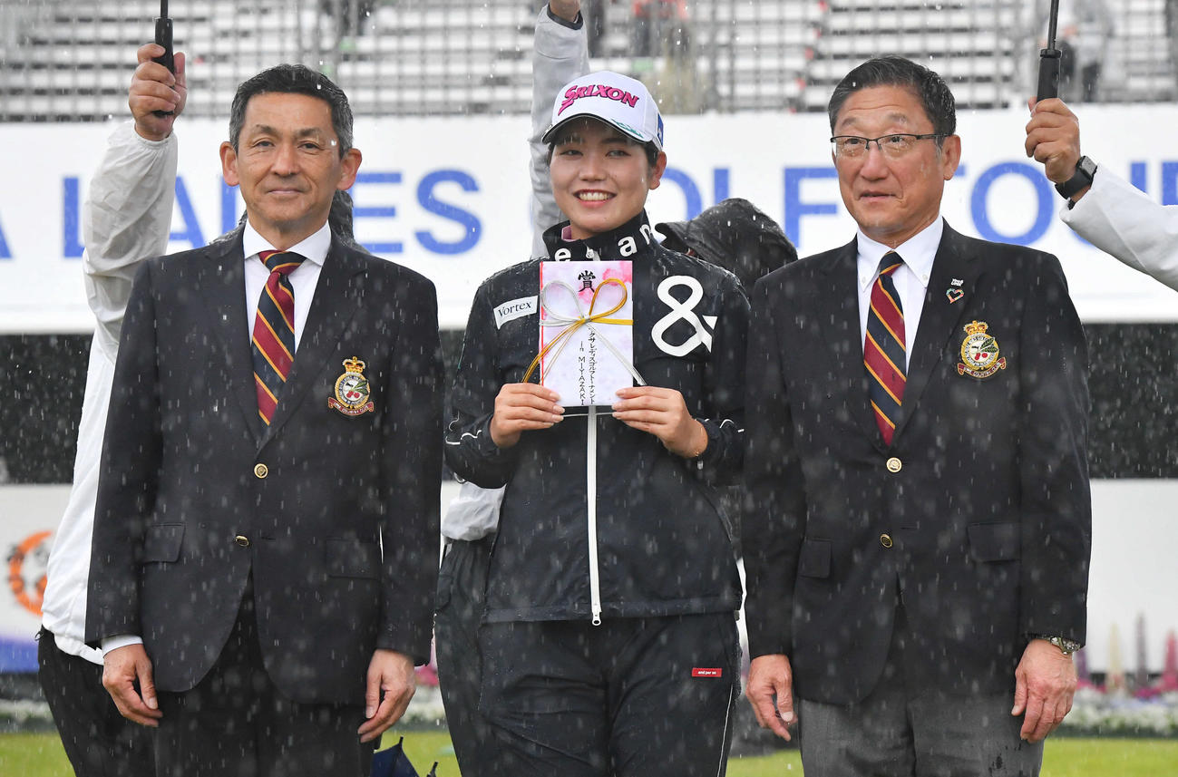 大会2日目にホールインワンを達成した桜井心那に賞金が授与された（撮影・岩下翔太）