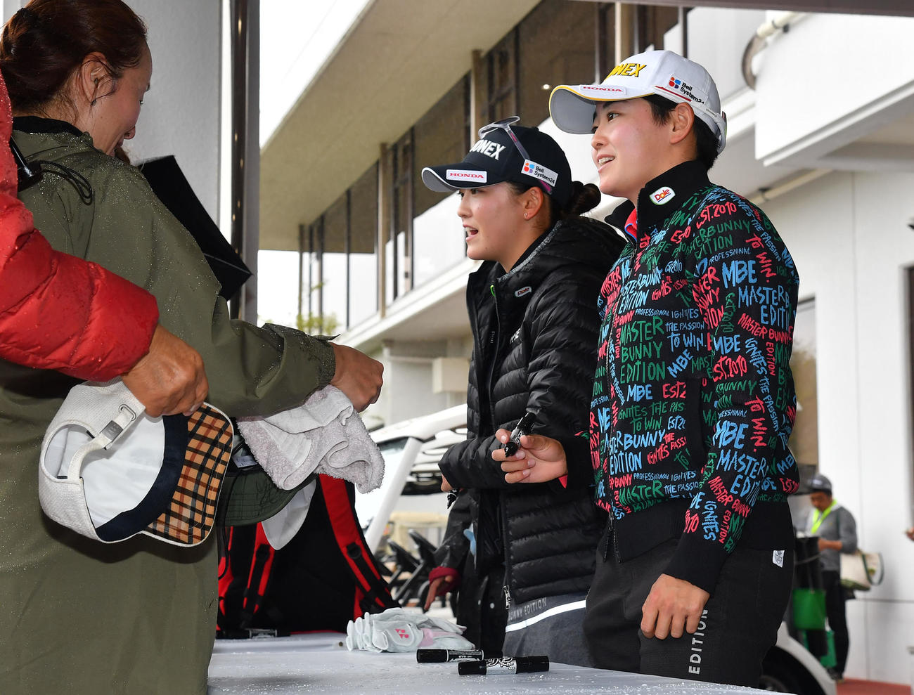大会最終日が雨天中止となり、サイン会を行う岩井明愛（右）と岩井千怜（撮影・岩下翔太）